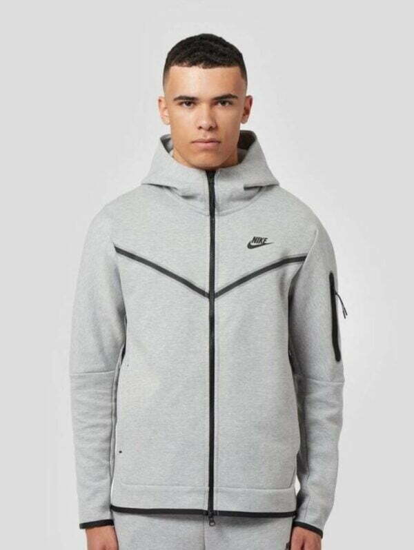 Les géants du sportswear Nike nous proposent de nouvelles pièces fraîches pour votre garde-robe cette saison. Ce sweat à capuche Tech Fleece est disponible dans un coloris gris avec une fermeture éclair pour un confort parfait. Détails : coloris gris, construction en polaire, fermeture éclair intégrale, col haut, deux poches latérales, poche sur la manche et logo sur la poitrine.