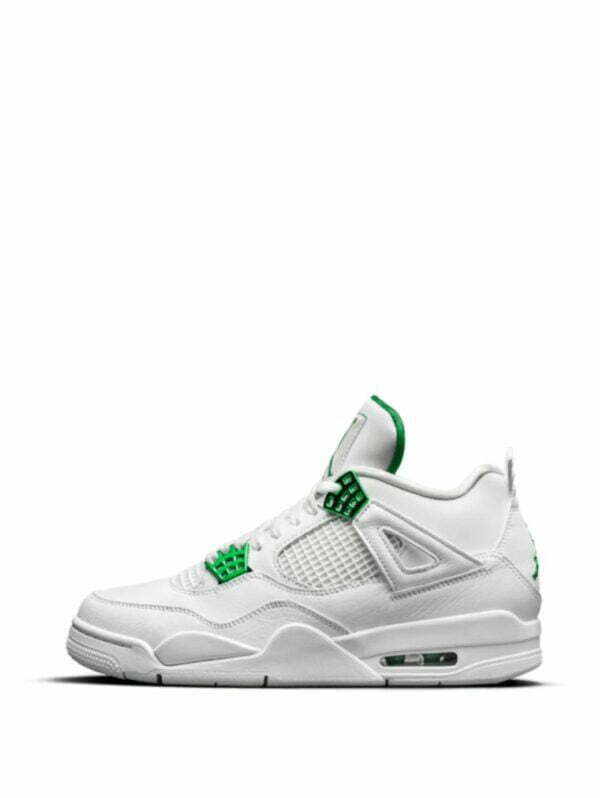 La Jordan Brand clôture le pack Region Exclusive avec l’itération se rapprochant au plus près de celle dont elle s’est inspiré. Reprenant un design similaire de la Air Jordan 4 Classic Green sortie en 2004, on découvre la version Metallic Green. La Air Jordan 4 Retro Metallic Green se pare d’une empeigne en cuir premium blanc combiné à un empiècement en mesh quadrillé au niveau des quarter panel. Des accents de vert métallique viennent sublimer la silhouette, notamment sur les oeillets, le Jumpman brodé au talon et sur la languette. Enfin, une semelle blanche accordée à la base peaufine le design.